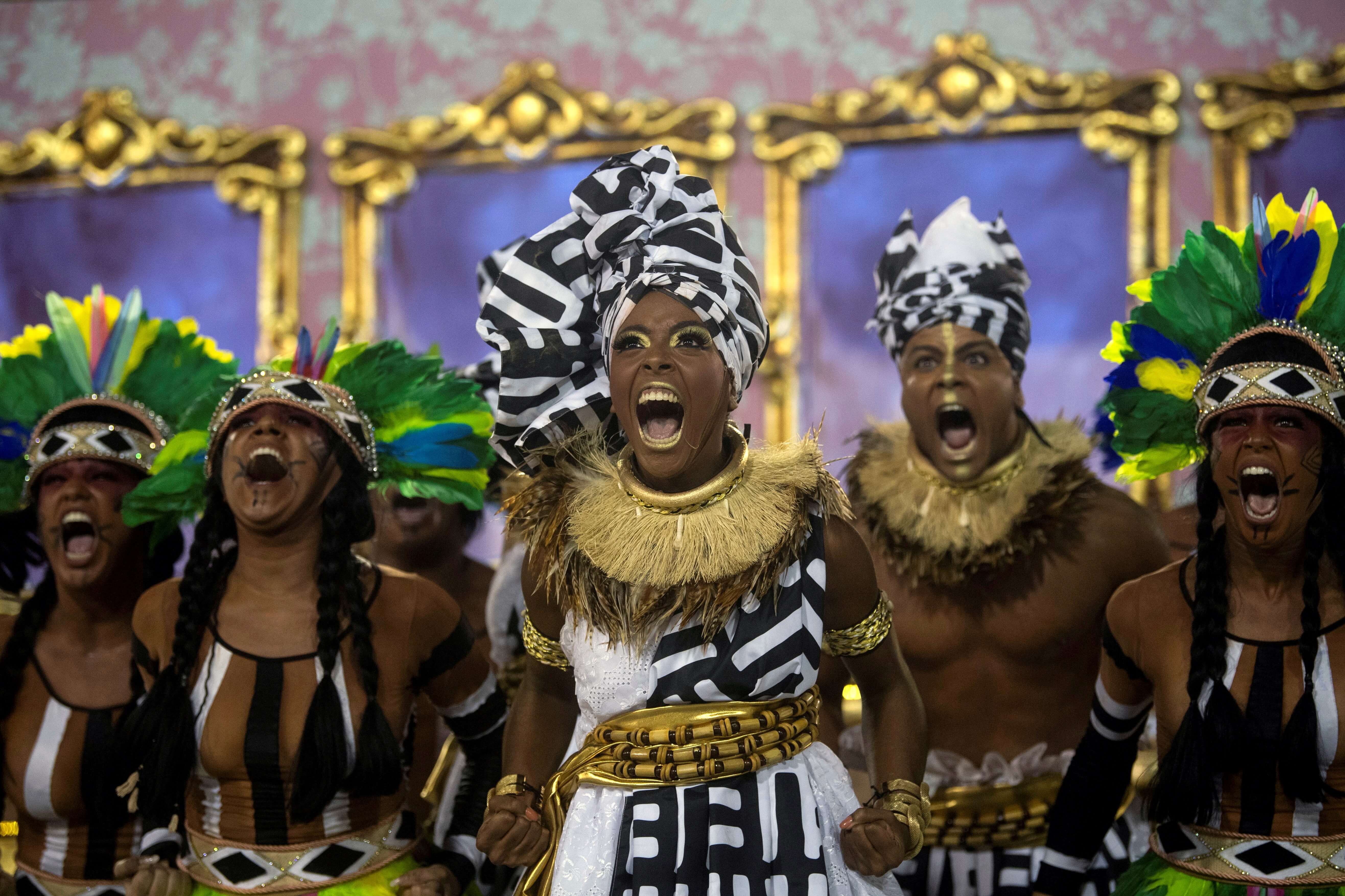 Miembros de la escuela de samba Mangueira se presentan durante la segunda noche del desfile de Carnaval de Río en el Sambódromo de Río de Janeiro, Brasil. / Mauro Pimentel - Afp