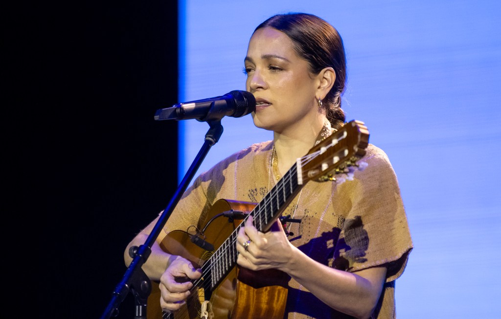 MEX9301. MONTERREY (MÉXICO), 20/09/2024.- La cantante mexicana Natalia Lafourcade se presenta en la XIX Cumbre Mundial de Premios Nobel por La Paz este viernes, en la ciudad de Monterrey (México). Lafourcade se convirtió en la primera Embajadora de la Música por la Paz tras ser honrada con esta distinción durante la clausura de la 19 Cumbre Mundial de Premios Nobel de la Paz, realizada en el norteño estado mexicano de Nuevo León. EFE/ Miguel Sierra
