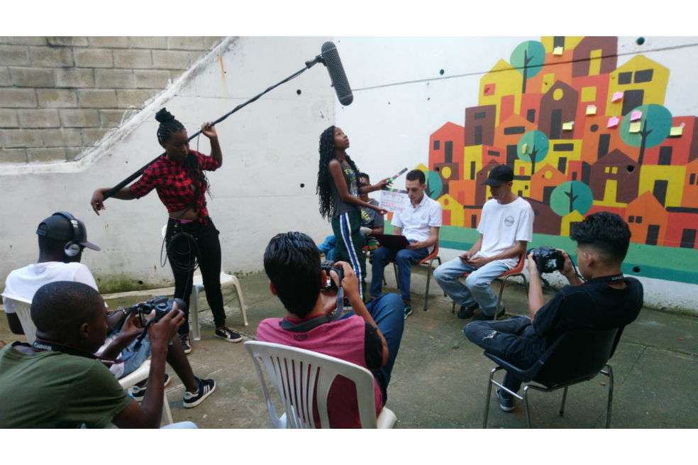 Alejandro Rodríguez vive en el barrio El Socorro, en San Javier, Comuna 13 de Medellín y además de ser un MC (cantante de hip hop), es un experto en producción de música, audiolibros y podcasts."Trabajo con un grupo de hip hop y queremos formar una casa de habilidades en El Socorro. Vamos a dar clases a niños que son vulnerables en zonas de guerra de pandillas para que aprendan a hacer barbería, talla de madera o producción musical", contó Rodríguez.Oldguns no tiene un lugar fijo de enseñanza, pero gracias a su trabajo, han impactado a más de 100 personas en la comunidad."Estos talleres son muy importantes para formar un proyecto de vida. Mucha gente en el barrio no tiene metas y a veces es la misma familia la que les dicen 'usted no puede; usted no es capaz', pero esto demuestra que hay más opciones. Para mí es la primera vez que soy capacitado formalmente y es muy bueno".Lluvia de Orión