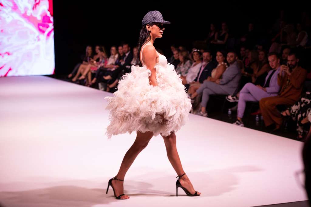 ACOMPAÑA CRÓNICA VENEZUELA MODA***AME5265. VALENCIA (VENEZUELA), 29/04/2022.- Modelos lucen prendas creadas por el diseñador Alejandro Fajardo durante la pasarela del Hesperia Valencia Fashion Week (HVFW), el 28 de abril de 2022, en Valencia (Venezuela). Los desfiles, las nuevas colecciones, las pasarelas, el color y miles de hilos entrecruzados volvieron a Venezuela, tras varios años en escala de grises. Destacados diseñadores, modelos y empresarios, alentados por el resurgir económico, encendieron los focos de nuevo y se dieron cita en Valencia, estado Carabobo, donde se celebra la Semana de la Moda. EFE/ RAYNER PEÑA R.