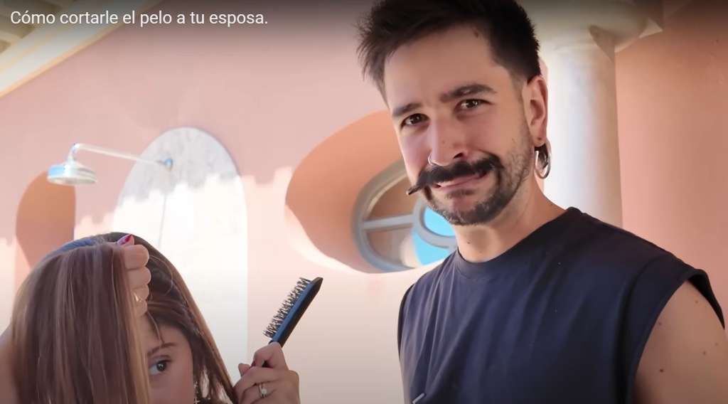 Los cantantes publicaron un video que se volvió tendencia en redes sociales mostrando el resultado del corte.