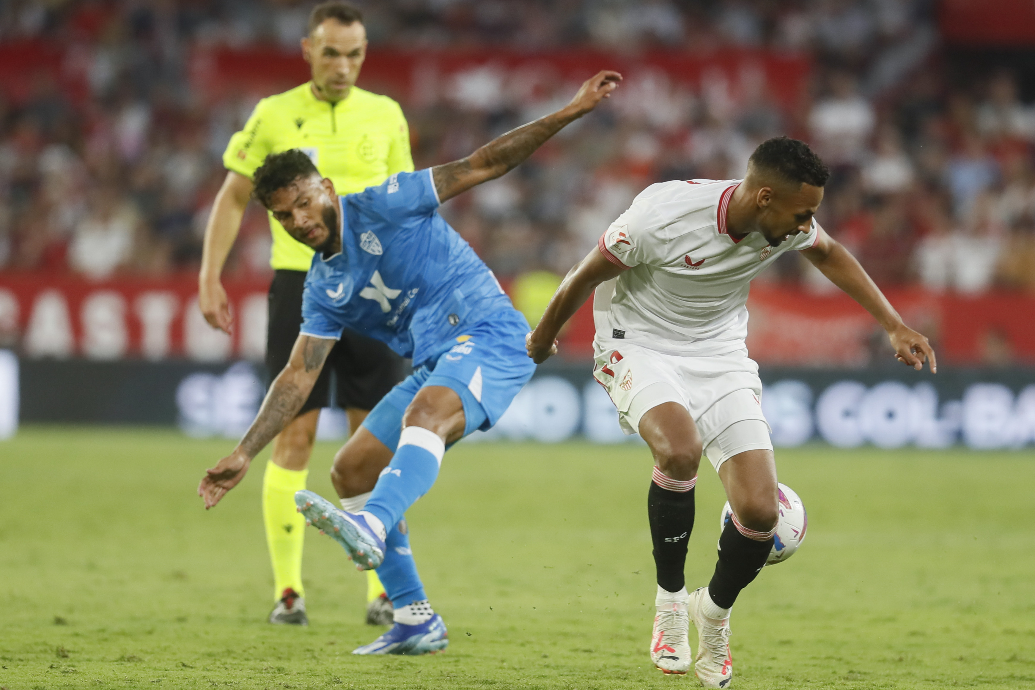 Sevilla, 11/08/2023.- El centrocampista suizo del Sevilla Djibril Sow (d) disputa un balón ante el delantero colombiano del Almería Luis Suarez este martes, durante el partido de liga disputado en el estadio Sánchez Pizjuan de Sevilla. EFE/ José Manuel Vidal