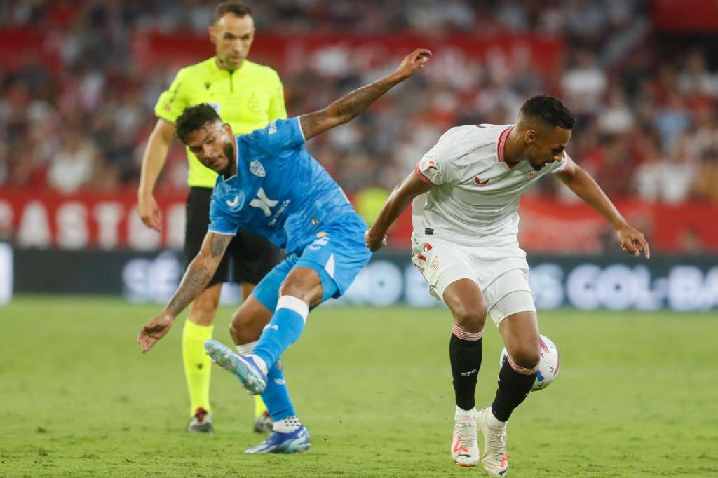 Sevilla, 11/08/2023.- El centrocampista suizo del Sevilla Djibril Sow (d) disputa un balón ante el delantero colombiano del Almería Luis Suarez este martes, durante el partido de liga disputado en el estadio Sánchez Pizjuan de Sevilla. EFE/ José Manuel Vidal