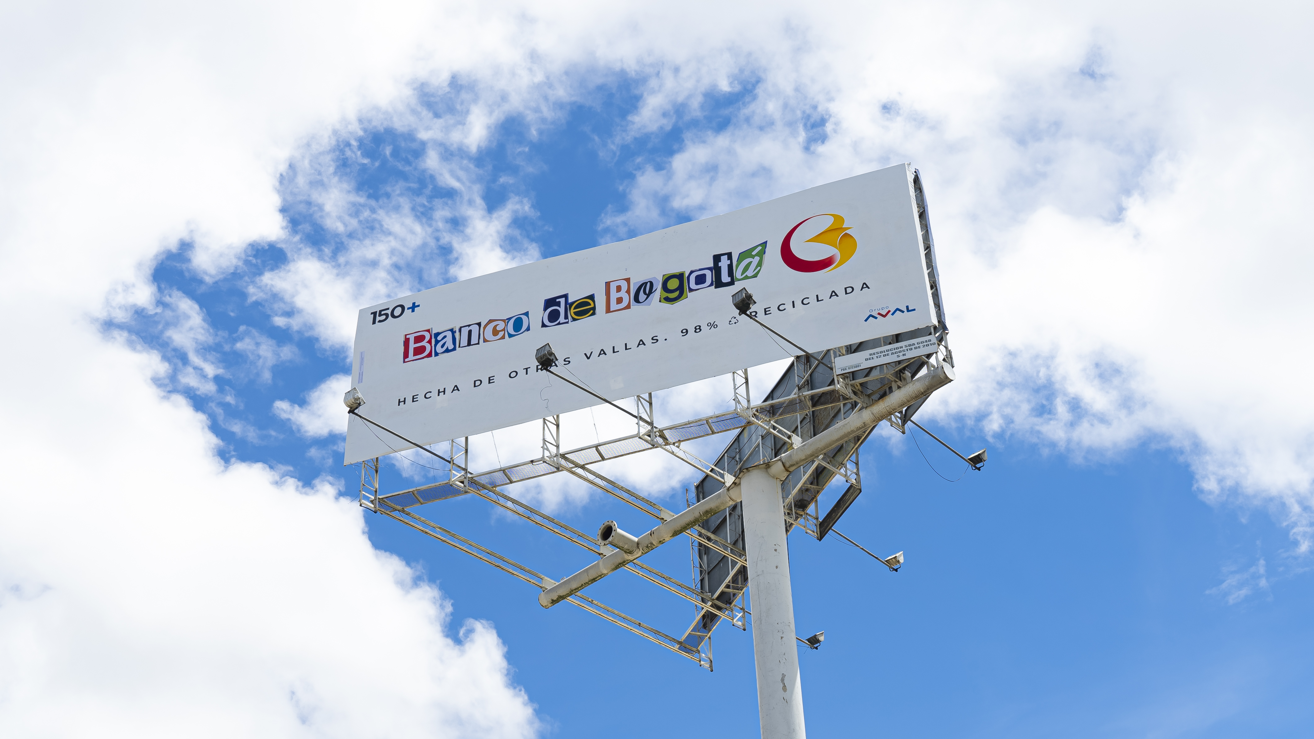 El Banco de Bogotá también instaló vallas hechas 98% con materiales reciclados, provenientes de otras vallas fuera de circulación, a fin de evitar el uso de materia prima adicional.