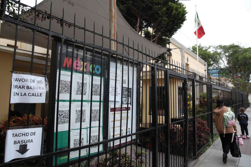 AME5267. LIMA (PERÚ), 03/11/2025.- Fotografía donde se observa la fachada de la Embajada de México este lunes, en Lima (Perú). El Gobierno de Perú anunció que ha decidido romper relaciones diplomáticas con México por otorgarle asilo a Betssy Chávez, ex primera ministra del izquierdista Pedro Castillo (2011-2022), procesada junto a él por el fallido intento de golpe de Estado de finales de 2022. EFE/ Paolo Aguilar