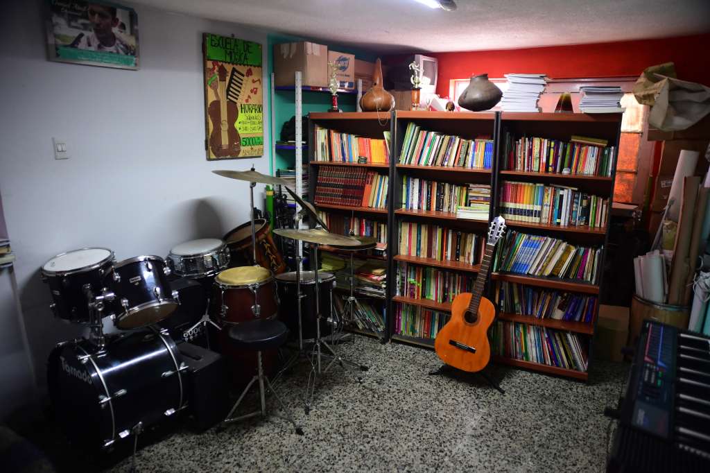 Sala de música y biblioteca de la Corporación Claretiana Norman Pérez Bello. / Gustavo Torrijos