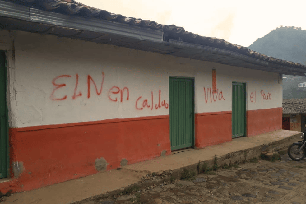 Grafitis del ELN en Riosucio (Caldas) durante el paro armado declarado en 2020.