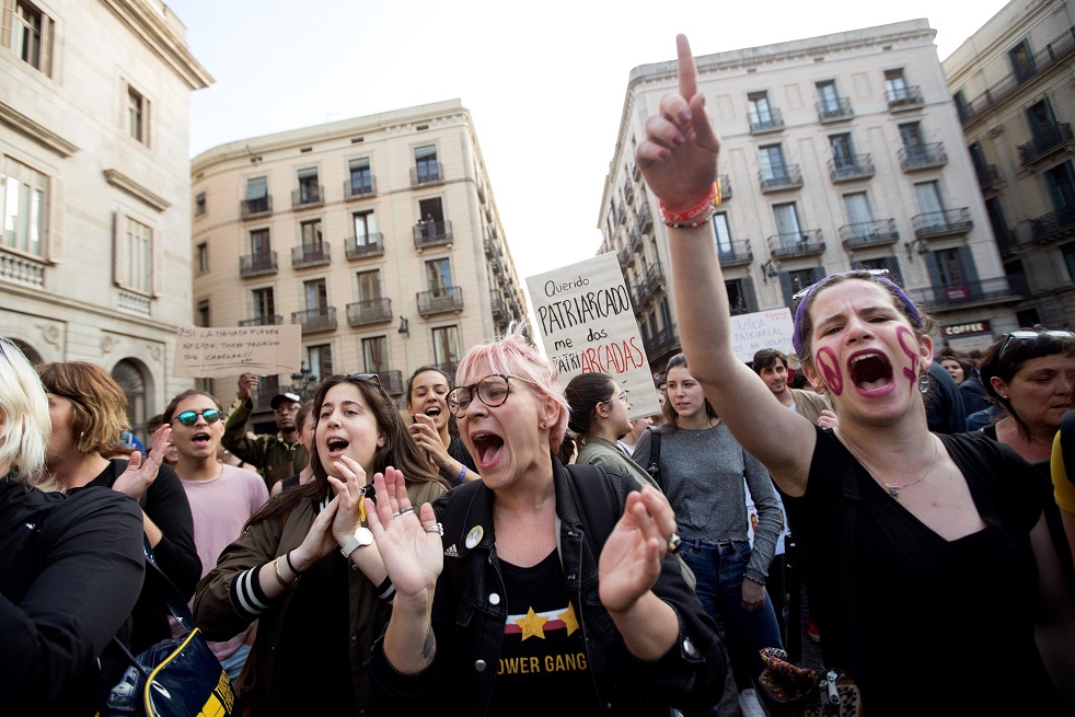 Miles de personas llegaron a la plaza de Sant Jaume de Barcelona en marzo de 2018 en protesta por la sentencia de la Audiencia de Navarra a La Manada, que ha condenado a los cinco hombres a 9 años de cárcel por un delito de abuso sexual y no de violación, y han gritado cánticos como: "No es un abuso, es violación".