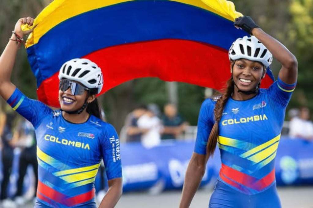 Kollin Castro (izq.) celebra junto a Geiny Pájaro.