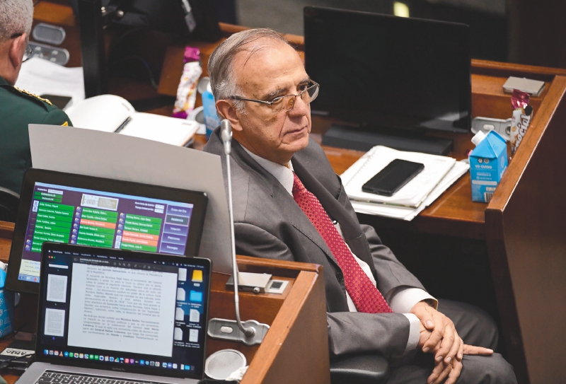 El ministro de Defensa, Iván Velásquez, se enfrentó a su tercera moción de censura en el Congreso, en esta ocasión en la Cámara de Representantes.