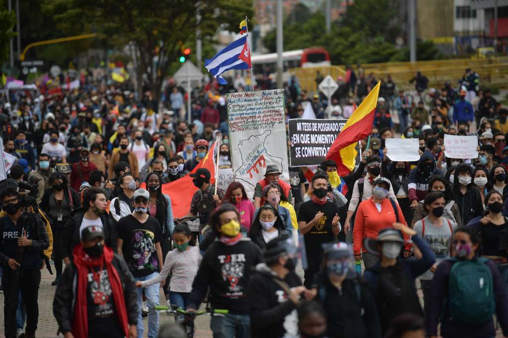 Manifestaciones convocadas por sindicatos, estudiantes y ciudadanos, los cuales se movilizaron desde el Parque Nacional, la carrera séptima hasta la Plaza de Bolívar, en pro de la paz, en rechazo del abuso policial y por el cese de violencia en el país.