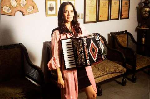 Julieta Venegas recuerda su infancia en "Ese camino"