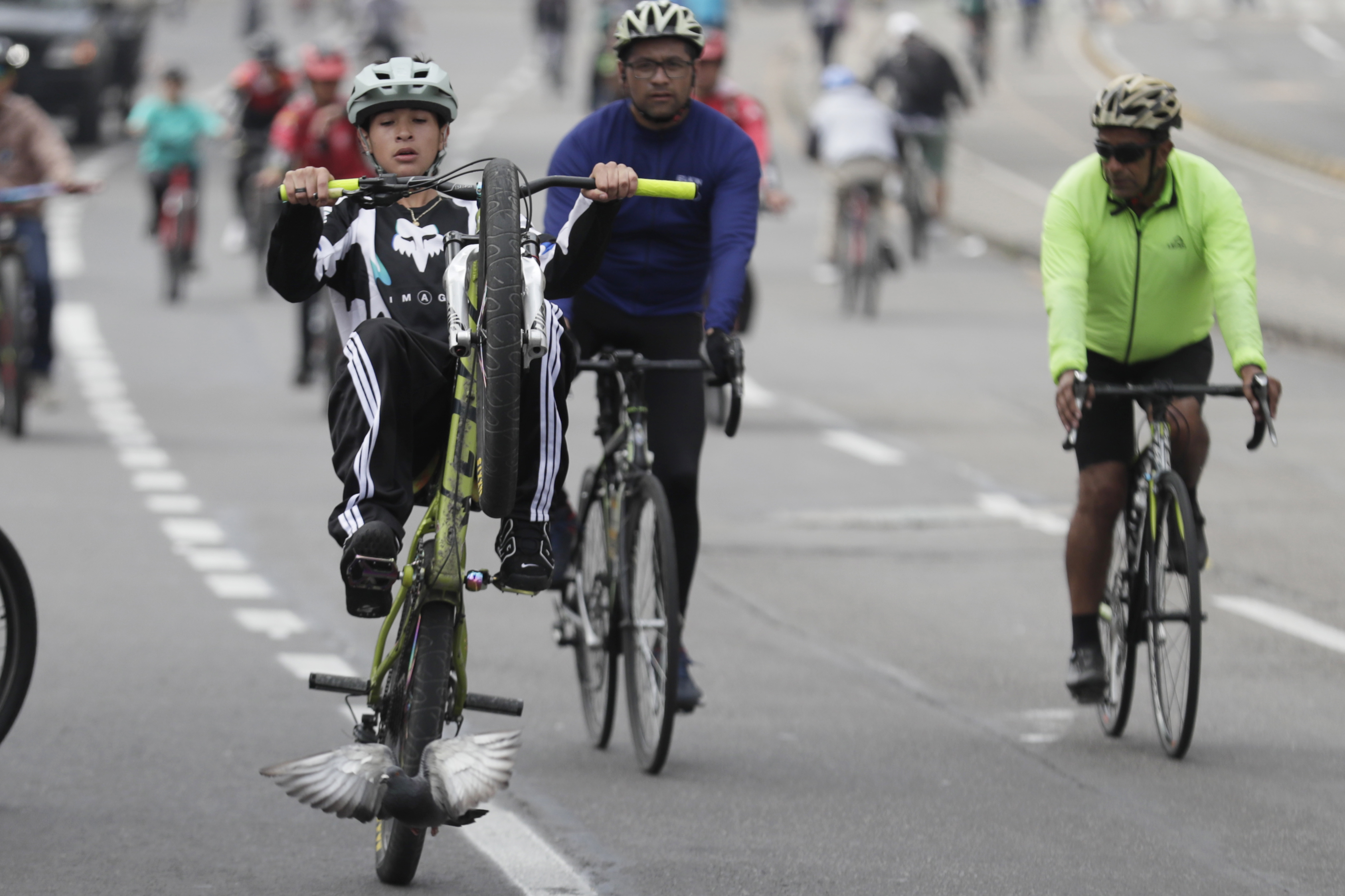 -FOTODELDÍA- AME5502. BOGOTÁ (COLOMBIA), 15/12/2024.- Personas en bicicleta recorren la ciclovía este domingo, en Bogotá (Colombia). Ciclistas, atletas, patinadores y paseantes de la capital colombiana tienen una cita infaltable desde hace 50 años: la ciclovía de los domingos y festivos, que desde 1974 reúne a miles de personas a lo largo de más de 127 kilómetros de recorrido urbano, un espacio que se ha convertido en insignia de Bogotá. EFE/ Carlos Ortega