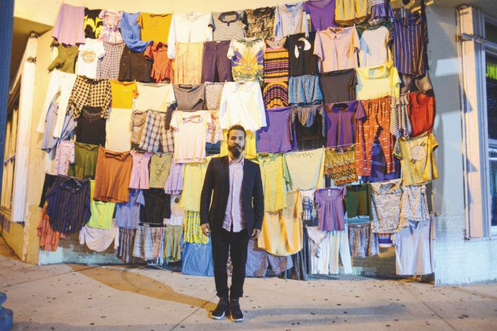 El artista cubano Reyner Leyva Novo, quien estableció un centro de acopio donde invitó a los inmigrantes cubanos a donar su ropa usada. / Cortesía Good to Know