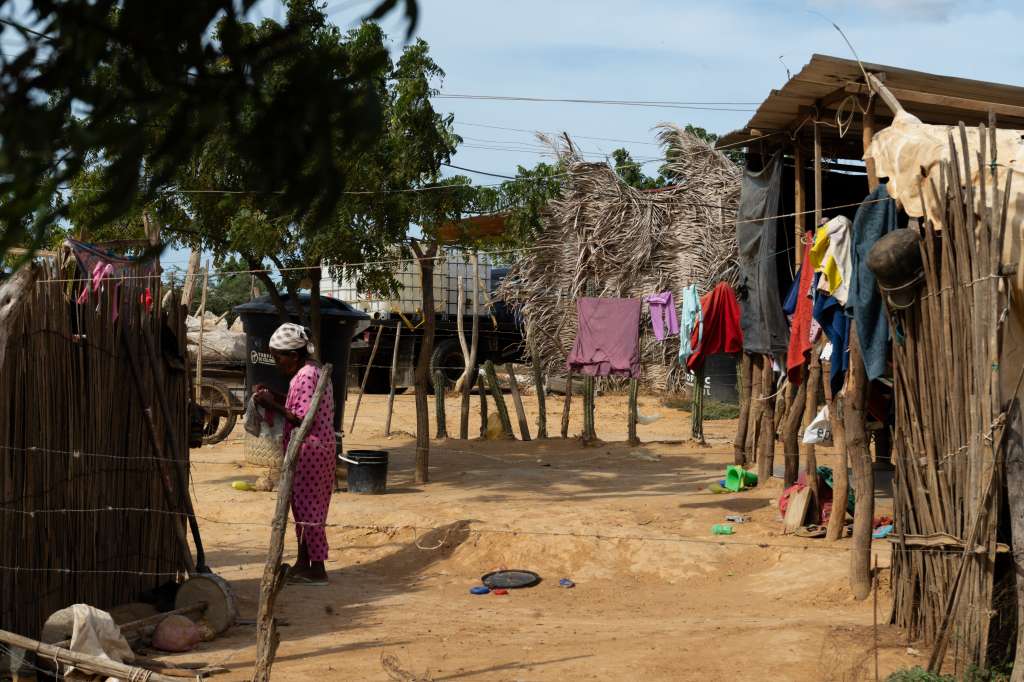 Si bien la defecación al aire libre es una práctica común en las rancherías de la alta Guajira, en este asentamiento de Uribia esto sucede porque no existe la infraestructura para un saneamiento digno.