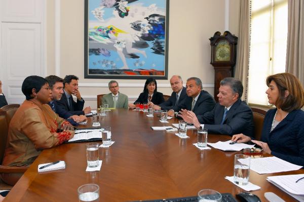 Fatou Bensouda (izq.) frente al presidente Santos y otros representantes del Gobierno. / Foto: César Carrión - Presidencia