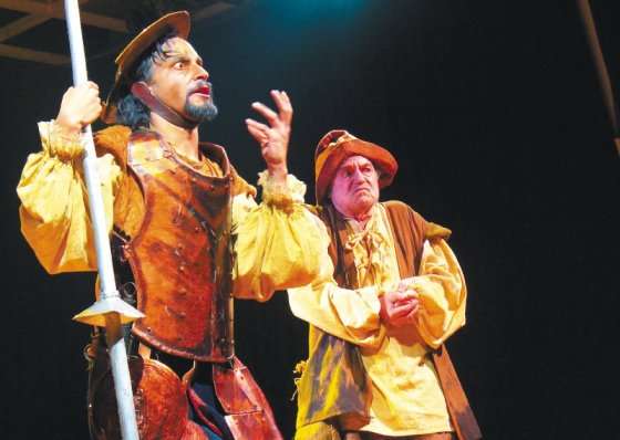 El Quijote, acompañado por su fiel Sancho, tiene su versión inglesa en Falstaff, el caballero andante de Shakespeare, que tiene poco de heroico y mucho de bufón y pícaro.