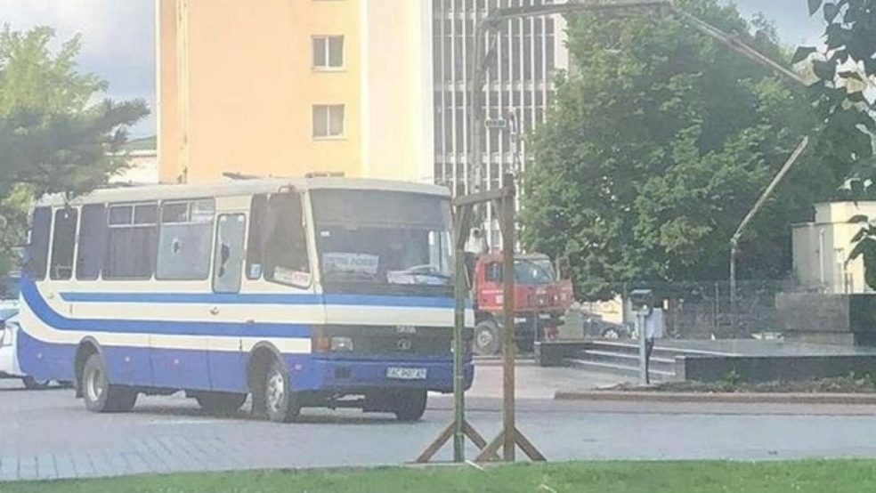Este es el bus que habría sido tomado por un hombre armado con explosivos en la ciudad de Lutsk, Ucrania.