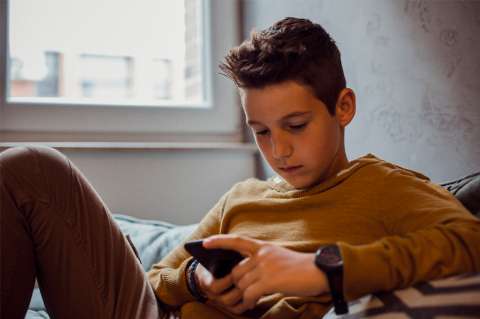 ‘Hiperconexión involuntaria’ de los niños: ¿qué es y por qué preocupa en Francia?