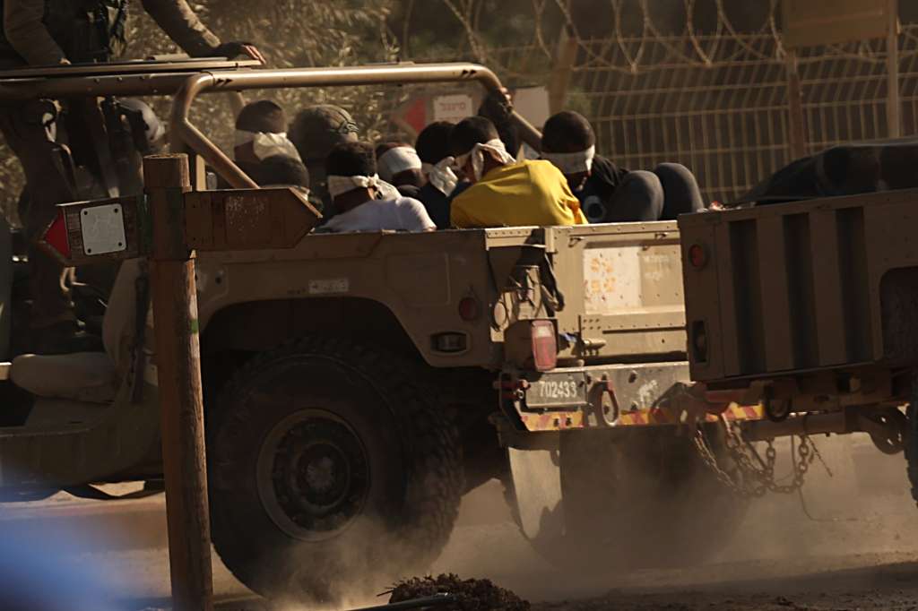 -FOTODELDÍA- EA2450. ISRAEL, 21/11/2023.- Un vehículo militar israelí transporta prisioneros palestinos que se cree que son militantes de Hamás, este martes, cuando salen de la Franja de Gaza, al sur de Israel. Más de 12.500 palestinos y al menos 1.200 israelíes han muerto, según las Fuerzas de Defensa de Israel (FDI) y la autoridad sanitaria palestina, desde que militantes de Hamás lanzaron un ataque contra Israel desde la Franja de Gaza el 7 de octubre, y las operaciones israelíes en Gaza y Cisjordania, que le siguió. EFE/ Atef Safadi