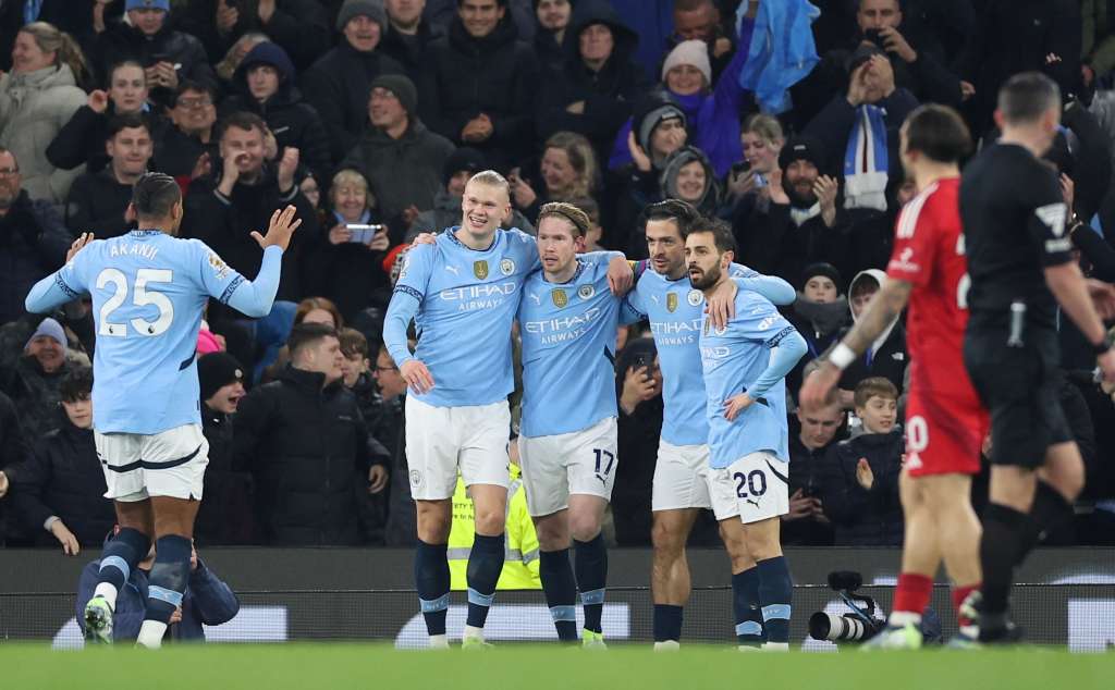 Manchester (United Kingdom), 04/12/2024.- Players of Manchester City celebrate the 1-0 during the English Premier League soccer match between Manchester City and Nottingham Forest, in Manchester, Britain, 04 December 2024. (Reino Unido) EFE/EPA/ADAM VAUGHAN EDITORIAL USE ONLY. No use with unauthorized audio, video, data, fixture lists, club/league logos, 'live' services or NFTs. Online in-match use limited to 120 images, no video emulation. No use in betting, games or single club/league/player publications.