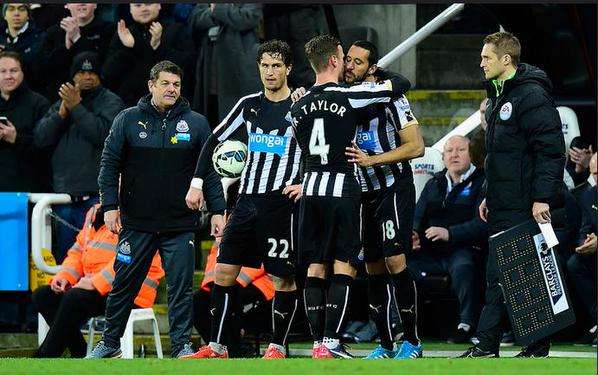 Jonás Gutiérrez ingresa al partido entre Manchester United y Newcastle en St. James Park al minuto 65. Foto: @Falcao