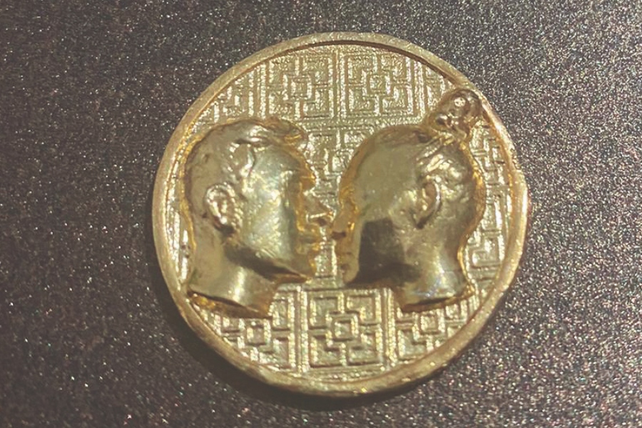 Moneda de oro boda Andrea Valdiri