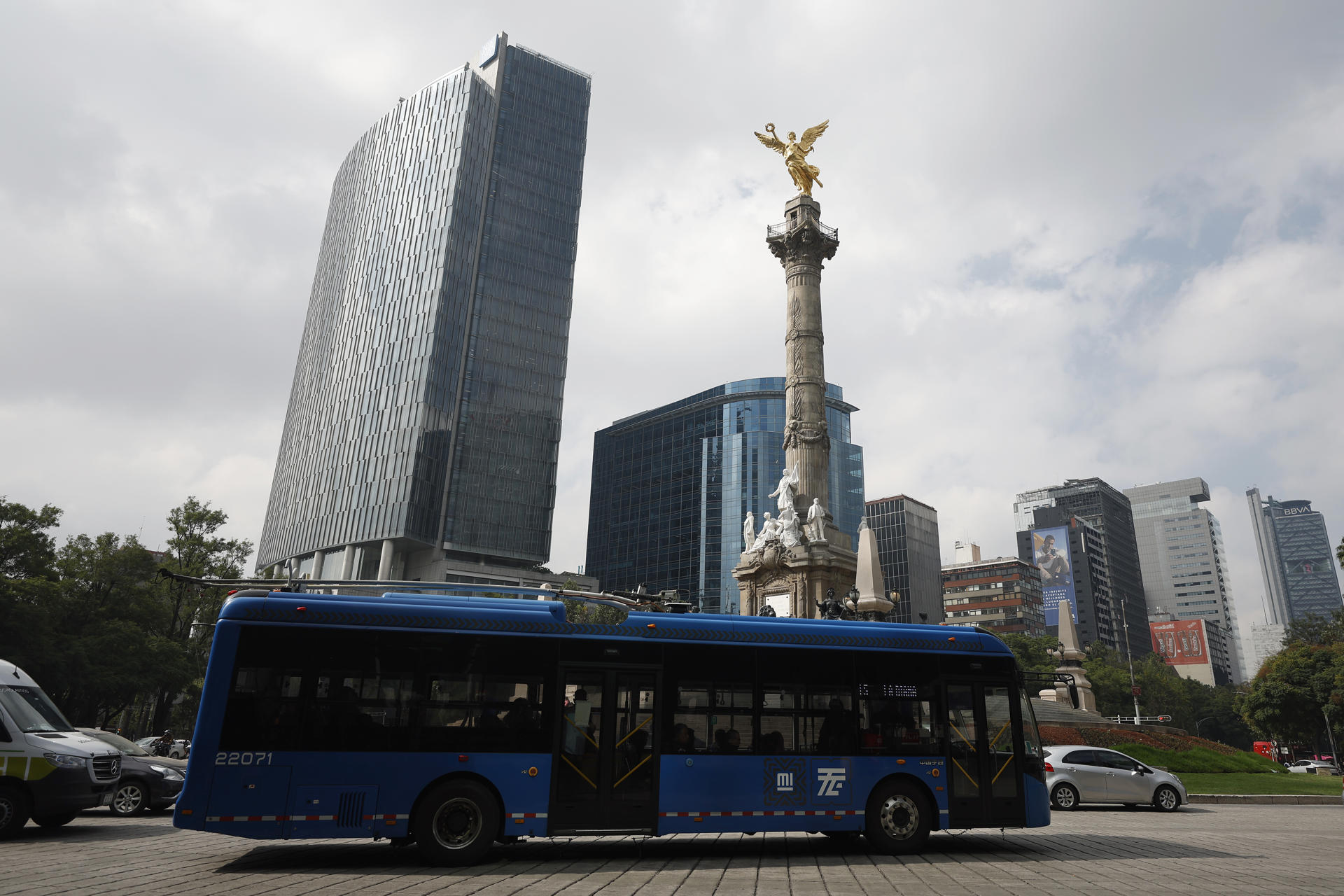 MEX3469. CIUDAD DE MÉXICO (MÉXICO), 22/09/2025.- Fotografía de un bus transitando por una avenida este lunes, en la Ciudad de México (México). La llegada a México de más de cinco millones de visitantes para la Copa del Mundo 2026, cifra estimada por la Secretaría de Turismo del Gobierno mexicano, pondrá al país ante un reto y una presión fuertes en infraestructura urbana, aeropuertos, puertos y rutas terrestres, consideró un experto en logística. EFE/ Sáshenka Gutiérrez