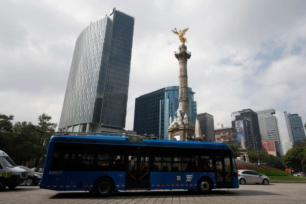 MEX3469. CIUDAD DE MÉXICO (MÉXICO), 22/09/2025.- Fotografía de un bus transitando por una avenida este lunes, en la Ciudad de México (México). La llegada a México de más de cinco millones de visitantes para la Copa del Mundo 2026, cifra estimada por la Secretaría de Turismo del Gobierno mexicano, pondrá al país ante un reto y una presión fuertes en infraestructura urbana, aeropuertos, puertos y rutas terrestres, consideró un experto en logística. EFE/ Sáshenka Gutiérrez