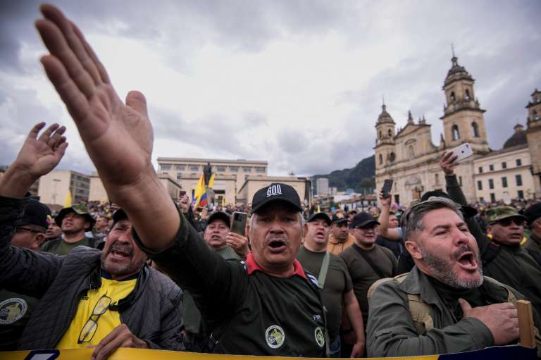 La concentración se realizó a pocos metros de las tres sedes principales de los poderes públicos de Colombia.