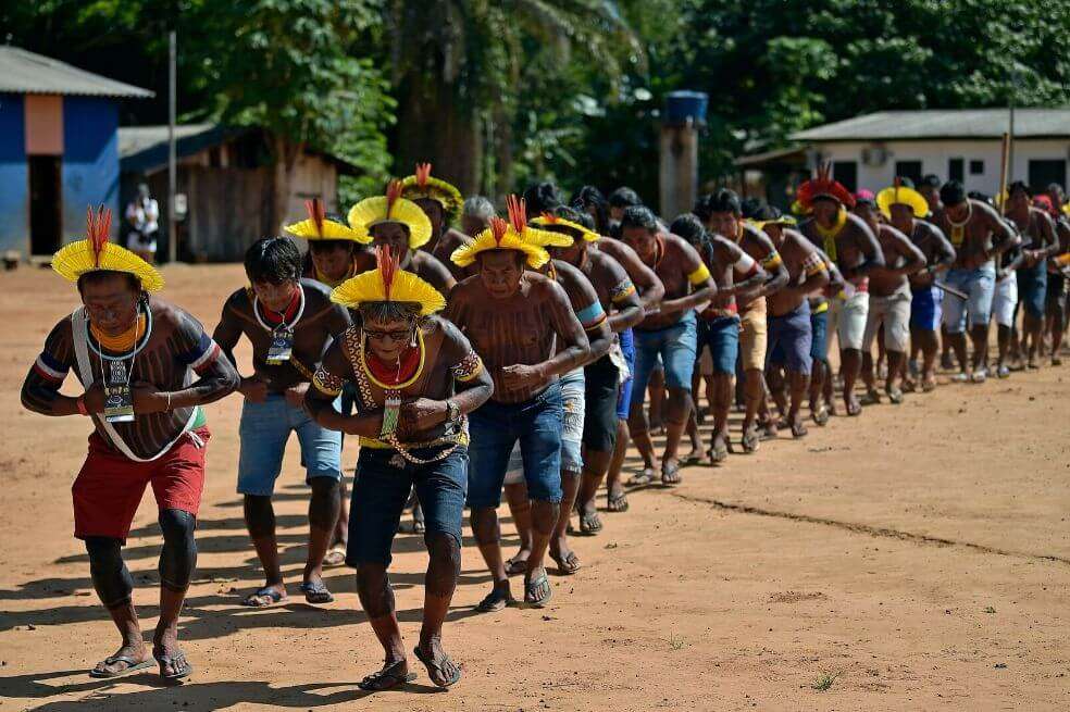 Tribus indígenas realizan un baile antes de una conferencia de prensa de su líder Cacique Raoni Metuktire, en la aldea de Piaracu, cerca de Sao Jose do Xingu, estado de Mato Grosso. Están ahí para manifestarse en contra del gobierno de Brasil. / Carl de Souza/AFP