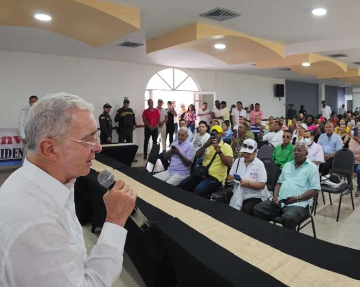 El líder del Centro Democrático en una reunión política en el municipio de Tumaco (Nariño).