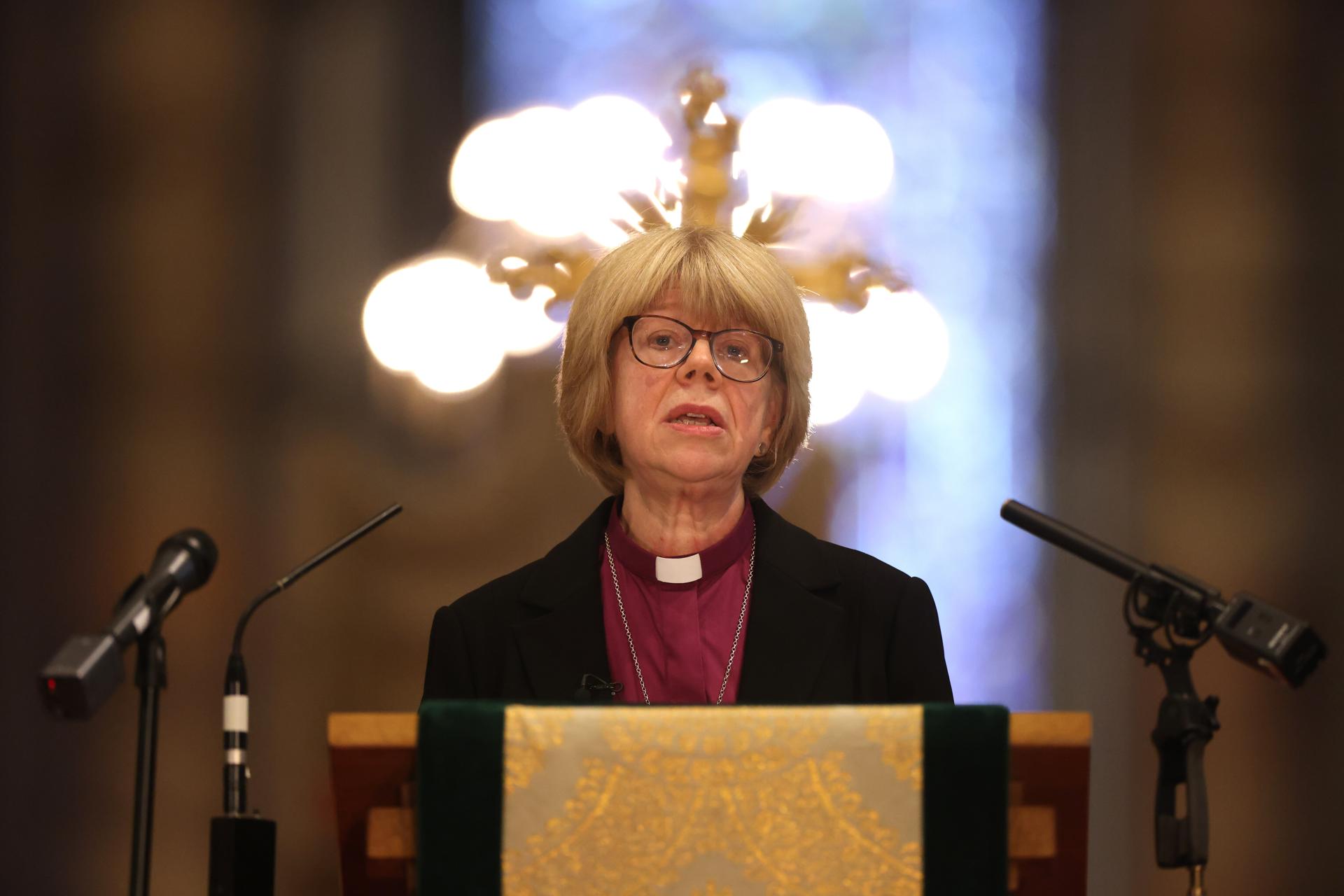 Canterbury (United Kingdom), 03/10/2025.- Dame Sarah Mullally delivers a speech after being named the first woman Archbishop of Canterbury in the Church of England's nearly 500-year history at Canterbury Cathedral in Canterbury, Britain, 03 October 2025. The Archbishop of Canterbury is the head of the Church of England and the spiritual leader of the worldwide Anglican faith. Mullally becomes the 106th Archbishop of Canterbury following the resignation of her predecessor, Justin Welby, in November 2024 over his failure to report prolific child abuser John Smyth. (Reino Unido) EFE/EPA/NEIL HALL