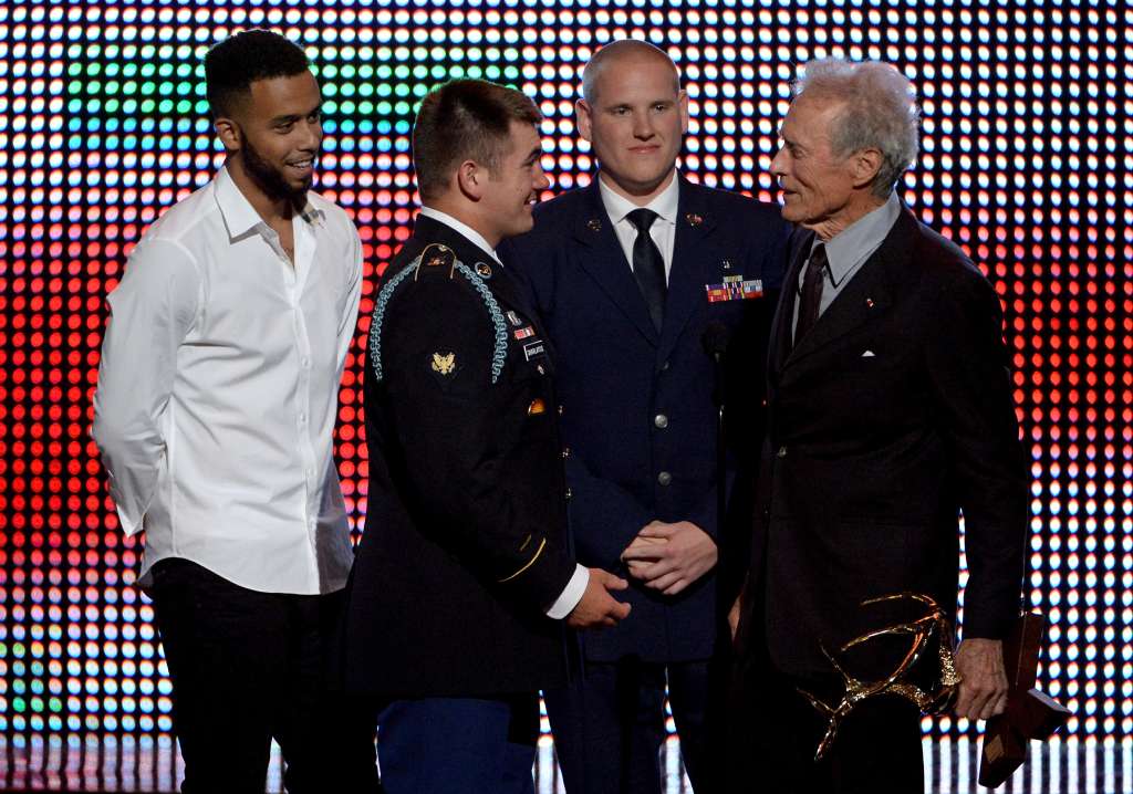 Anthony Sadler; Alek Skarlatos, de la Guardia Nacional de Oregon; y el aviador de primera clase de la Fuerza Aérea Spencer Stone aceptan el 'Hero Award' de las manos del director Clint Eastwood en los Guys Choice 2016. Imagen de archivo del 4 de junio de 2016. / AFP