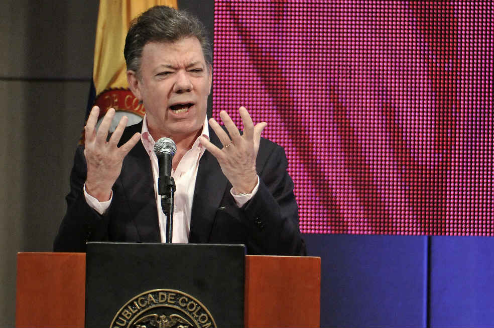 Con el grito de “Santos, Santos” se cerró ayer la Asamblea Nacional del Partido de la U en Bogotá. / Gabriel Aponte
