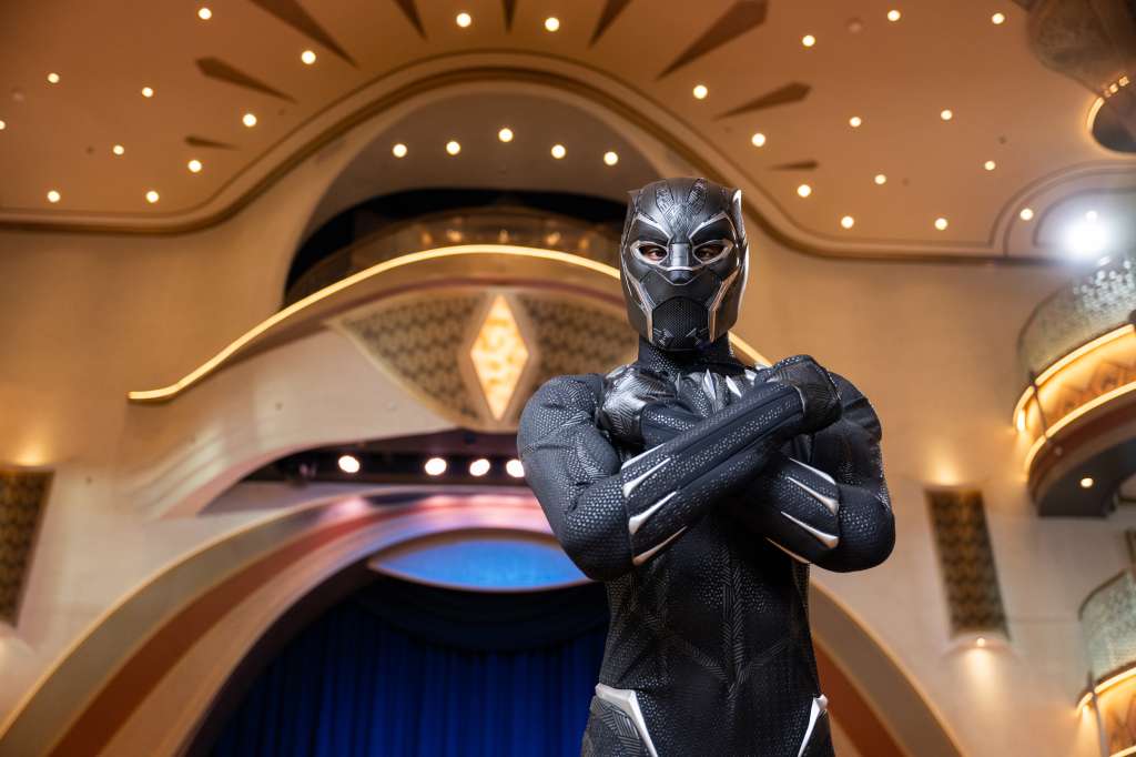 El Gran Salón encarnará la temática de Disney Destiny, donde héroes y villanos de todo el universo Disney serán los protagonistas e interactuarán con los visitantes de maneras emocionantes. Inspirado en la rica mitología, la distintiva iconografía y la vibrante paleta de colores de las películas de Marvel Studios de "Black Panther" —incluida una impresionante estatua del propio Black Panther en el centro del espacio—, este entorno dinámico cobra vida con espectáculos inmersivos y programación interactiva.
