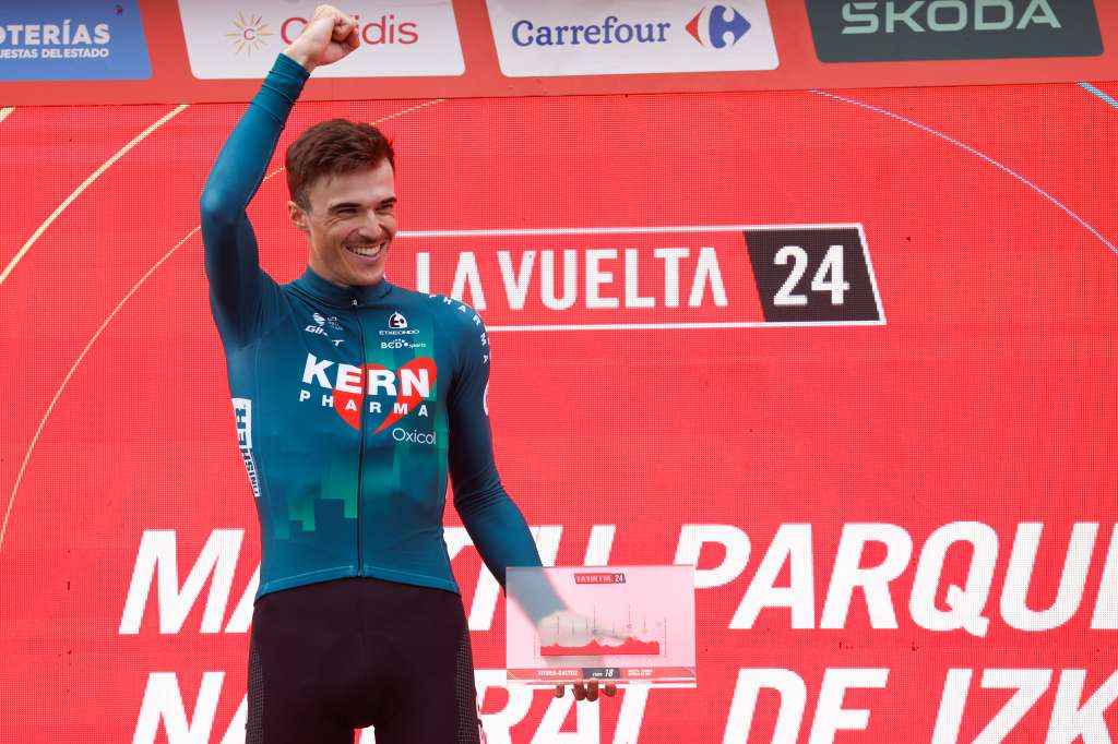 PARQUE NATURAL DE IZKI (ÁLAVA), 05/09/2024.- El ciclista español del Kern Pharma Urko Berrade celebra su victoria en el podio tras la decimoctava etapa de la Vuelta a España, de 179,5 kilómetros con salida en Vitoria y llegada en el Parque Natural de Izki, este jueves. EFE/Javier Lizón