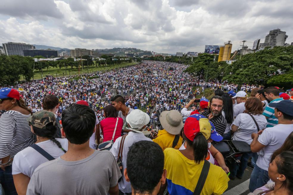 Miles de venezolanos llenaron las calles de varias ciudades del país exigiendo el revocatorio y la solución a la crisis económica y social que vive el país. / AFP