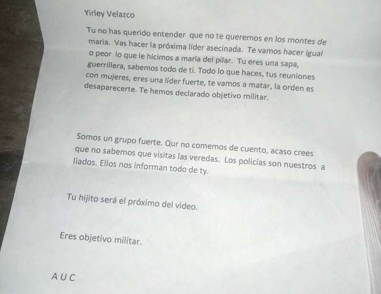 La amenaza que recibió Yirley Velasco el domingo pasado. Velasco es víctima de la masacre de El Salado, perpetrada por paramilitares en febrero del 2000.CortesíaDumek Turbay, gobernador de Bolívar, negó que hubiese enfrentamientos y, mucho menos, muertos. “Informo a la ciudadanía que no hay personas fallecidas en Montes de María ni tenemos indicios de que haya grupos paramilitares en sus territorios. En la región montemariana los bandidos no tienen espacio”, aseguró. Esa declaración, sin embargo, controvierte los testimonios de los líderes sociales de Montes de María y, por lo mismo, poco mengua la intranquilidad que se vive en el territorio. Así lo dijo Rodrigo Ramírez, representante del Movimiento de Víctimas de Crímenes de Estado y del Comité Permanente por la Defensa de los Derechos Humanos (CPDH).