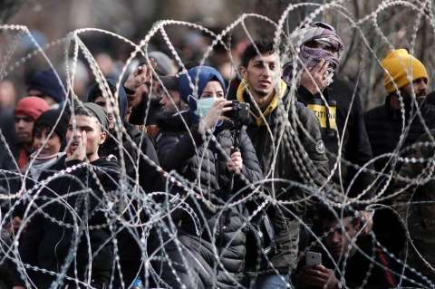 "No vayan a la frontera", urge la Unión Europea a los migrantes en Turquía