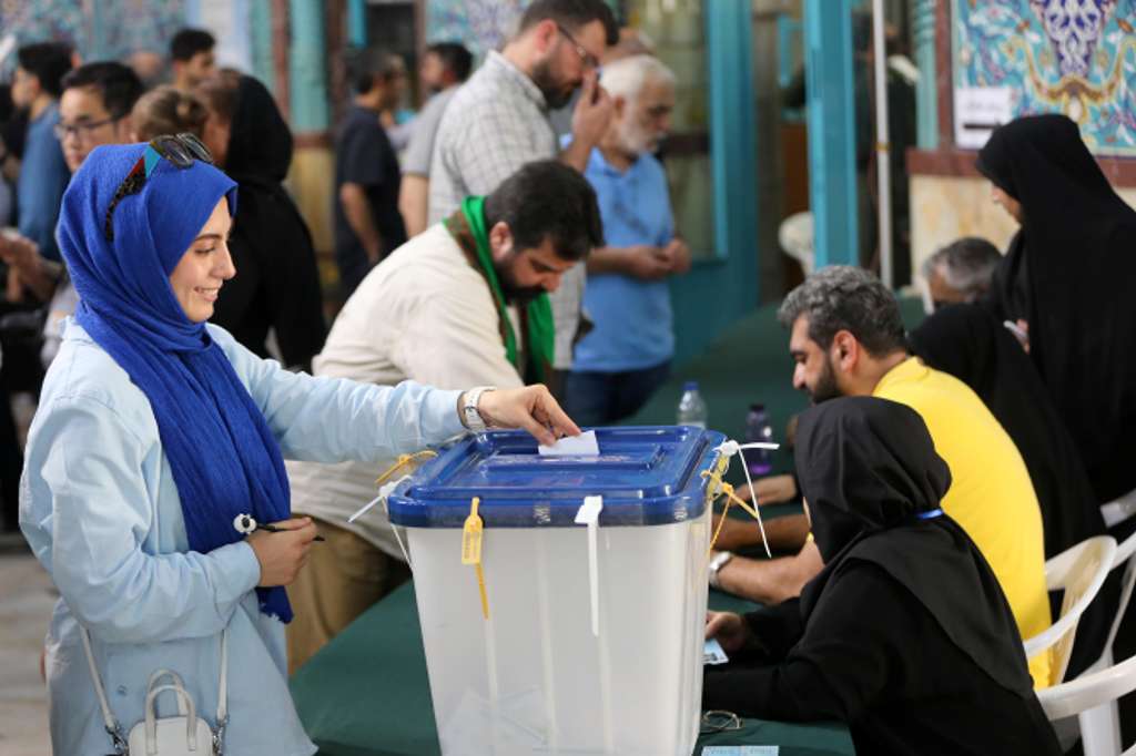 Tehran (Iran (islamic Republic Of)), 28/06/2024.- Iranians cast their votes in a polling station during the presidential election, in Tehran, Iran, 28 June 2024. Iran holds presidential elections on 28 June, following the death of late Iranian President Ebrahim Raisi in a helicopter crash on 19 May 2024. (Elecciones, Teherán) EFE/EPA/STRINGER