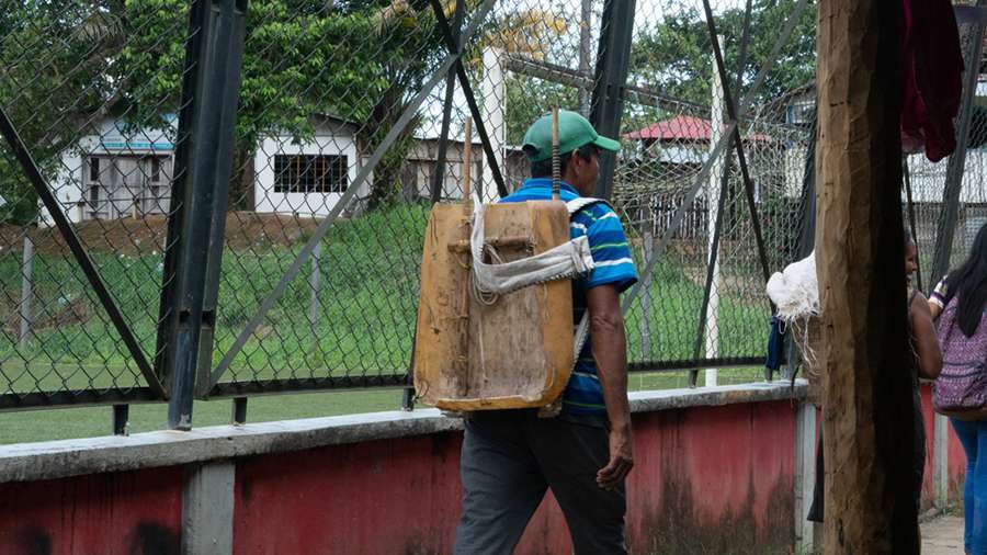 Los transportadores de drogas usan mochilas improvisadas como esta, hechas de medio galón de plástico abierto, para cargar bultos de marihuana de 50 a 60 kilogramos (110 a 132 libras), además de alimentos y suministros, a través de la selva, por hasta tres semanas.