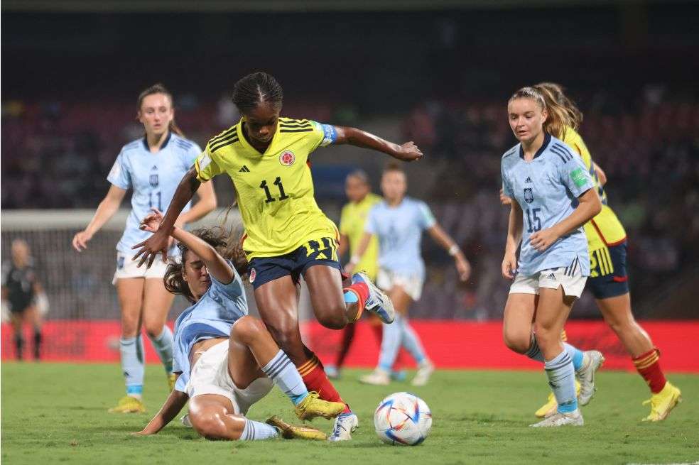 Linda Caicedo en medio de defensoras españolas.
