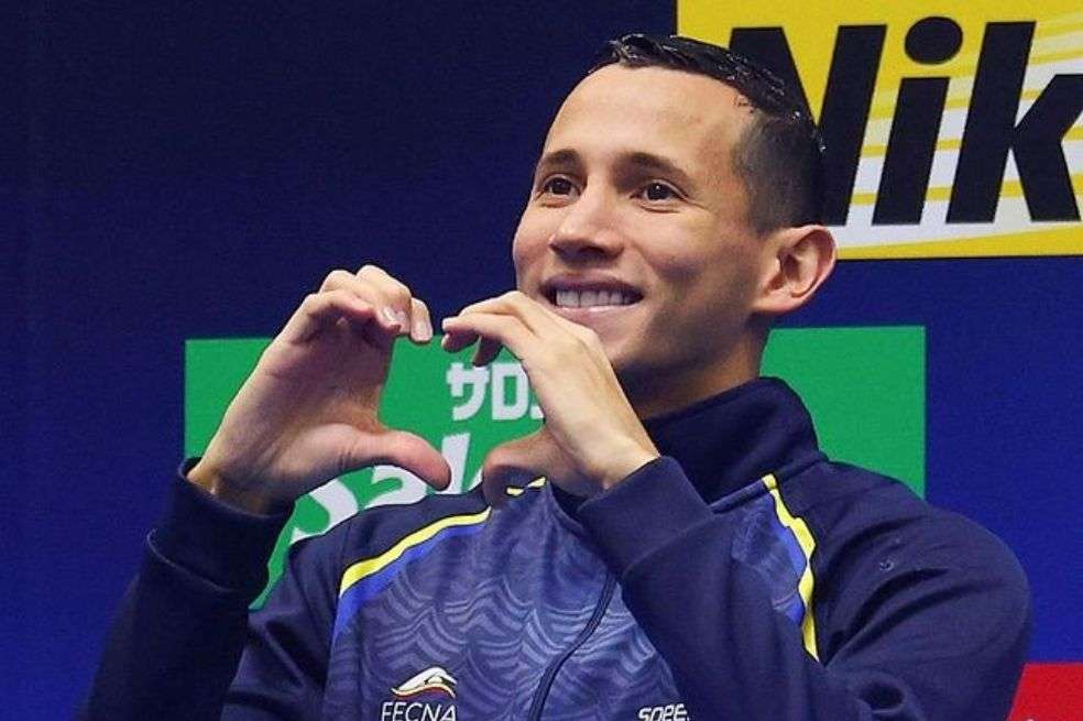 Gustavo Sánchez, en el podio del mundial de natación en Japón.