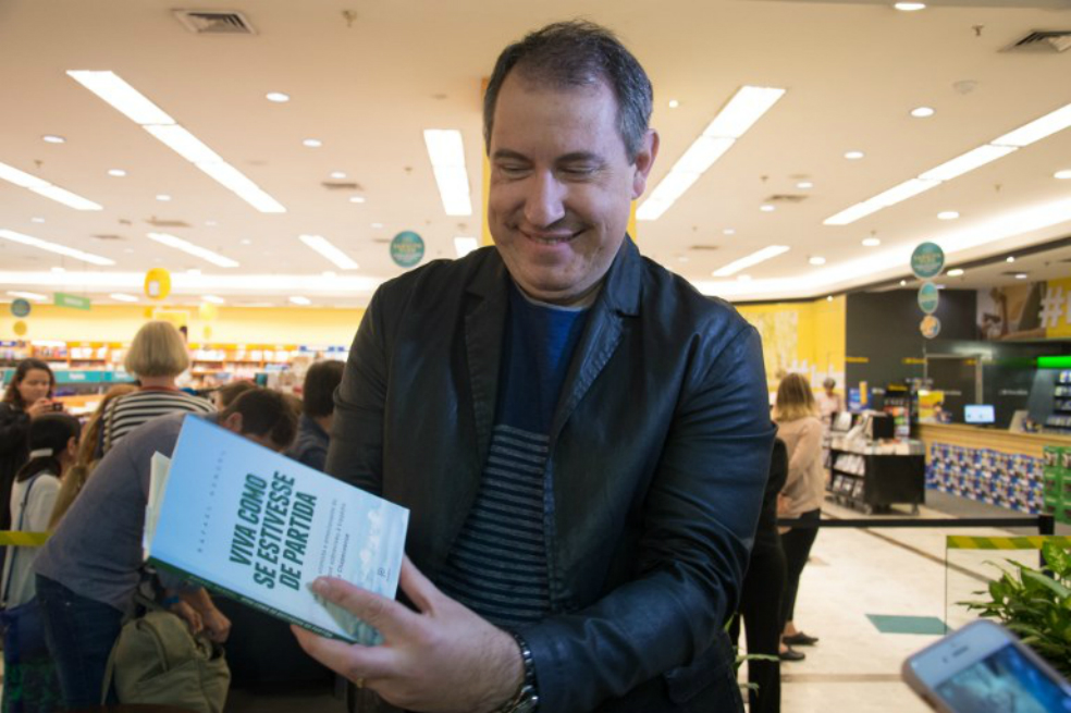 El periodista brasileño Rafael Henzel, uno de los sobrevivientes del accidente aéreo en que murió la mayor parte del equipo de fútbol Chapecoense, en Colombia en noviembre pasado, muestra su libro. / AFP