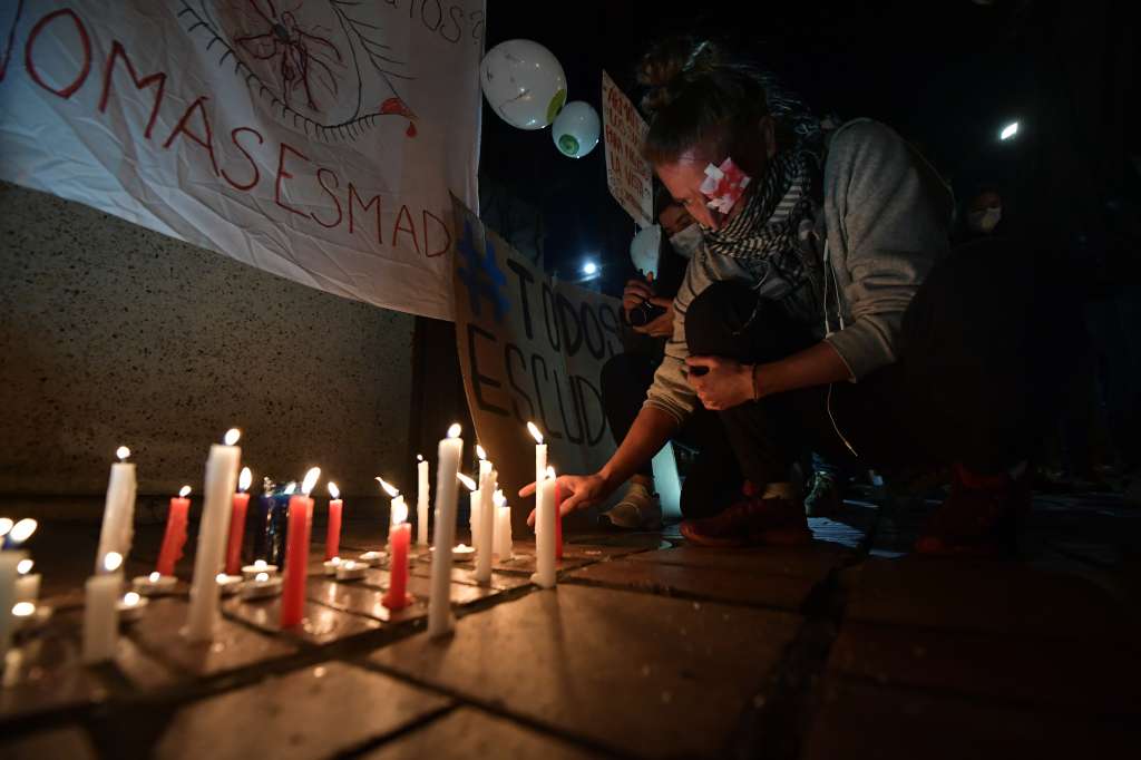 Velatón por el joven herido durante las protestas del 24 de febrero en Bogotá