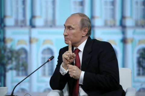 Putin llama a Elton John para invitarlo al Kremlin luego que bromista lo suplantara