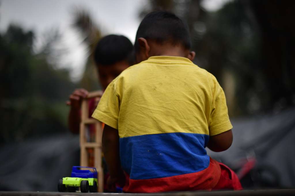 Indígenas asentados con cambuches de plásticos en el Parque Nacional, al que llegaron el 29 de septiembre en  su mayoría son niños, mujeres embarazadas y lactantes.
