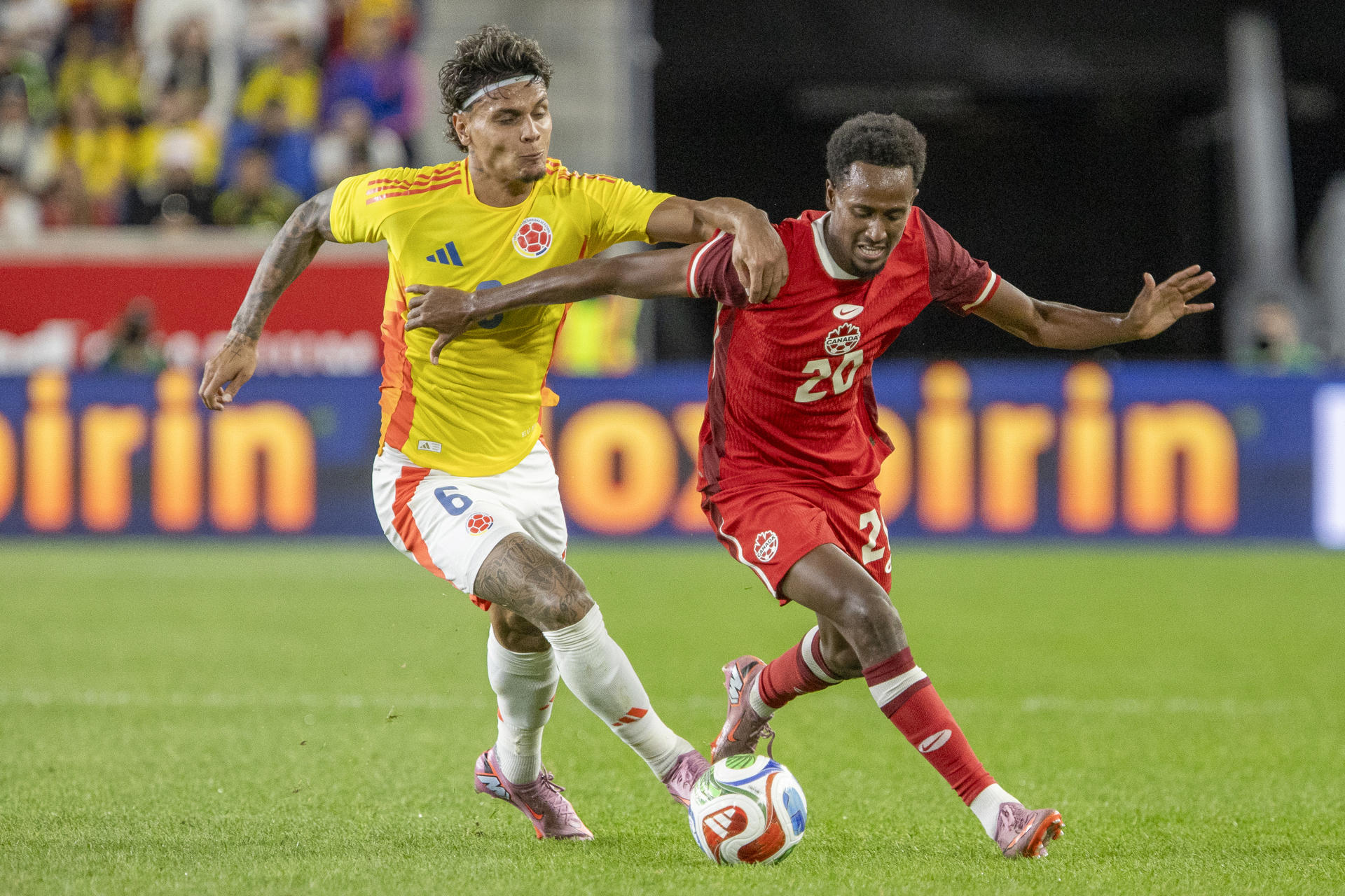 AMDEP6451. NUEVA JERSEY (ESTADOS UNIDOS), 14/10/2025.- Richard Ríos (i) de Colombia disputa el balón con Ali Ahmed de Canadá este martes, en un partido amistoso entre Colombia y Canadá en el estadio Red Bull Arena, en Nueva Jersey (Estados Unidos). EFE/ Ángel Colmenares