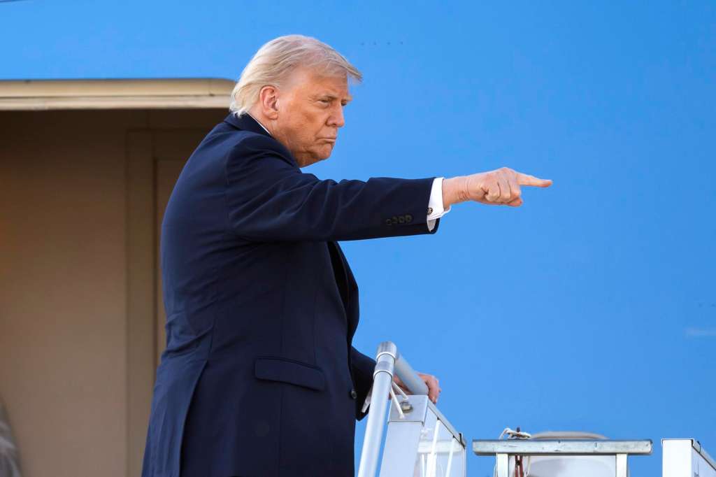 GENEVA (Switzerland), 17/06/2026.- US President Donald Trump gestures as he boards Air Force One at Geneva Airport in Geneva, Switzerland, following the G7 summit in nearby Evian, 17 June 2026. The 52nd G7 Summit took place in Evian-les-Bains, France from 15 to 17 June 2026. (Francia, Suiza, Ginebra) EFE/EPA/MARTIAL TREZZINI / POOL